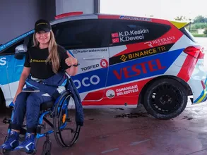 Binance TR, bedensel engelli ralli pilotu Kübra Denizci Keskin'e sponsor oldu