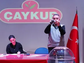 ÇAYKUR'a alınacak 1500 mevsimlik işçi için kura çekildi ÇAYKUR'a alınacak 1500 mevsimlik işçi için kura çekildi