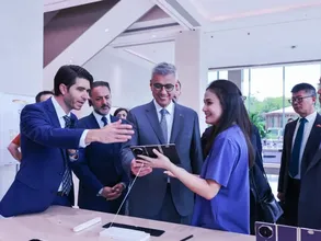 Sağlık Bakanı Memişoğlu, Huawei'nin Çin'deki genel merkezini ziyaret etti