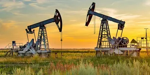 Jeopolitik Riskler ve Stok Azalışı Fiyatları Tırmandırıyor: Brent Petrol 102 Doları Aştı