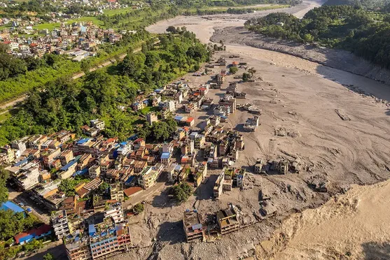 BM: Nepal'deki seller en az 2,2 milyon ton enkaz bıraktı