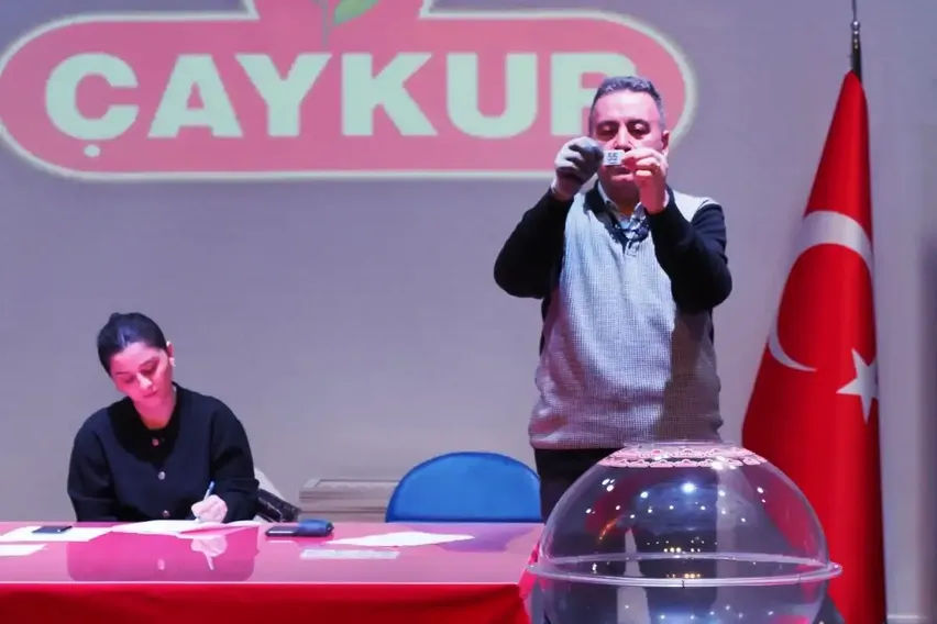ÇAYKUR'a alınacak 1500 mevsimlik işçi için kura çekildi ÇAYKUR'a alınacak 1500 mevsimlik işçi için kura çekildi
