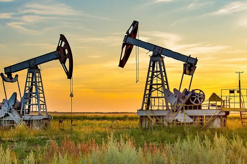 Jeopolitik Riskler ve Stok Azalışı Fiyatları Tırmandırıyor: Brent Petrol 102 Doları Aştı
