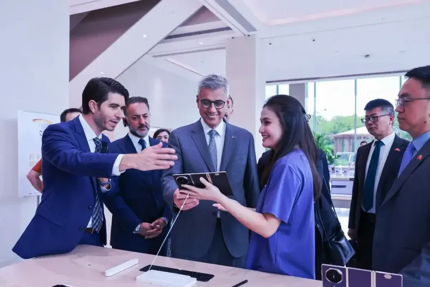 Sağlık Bakanı Memişoğlu, Huawei'nin Çin'deki genel merkezini ziyaret etti