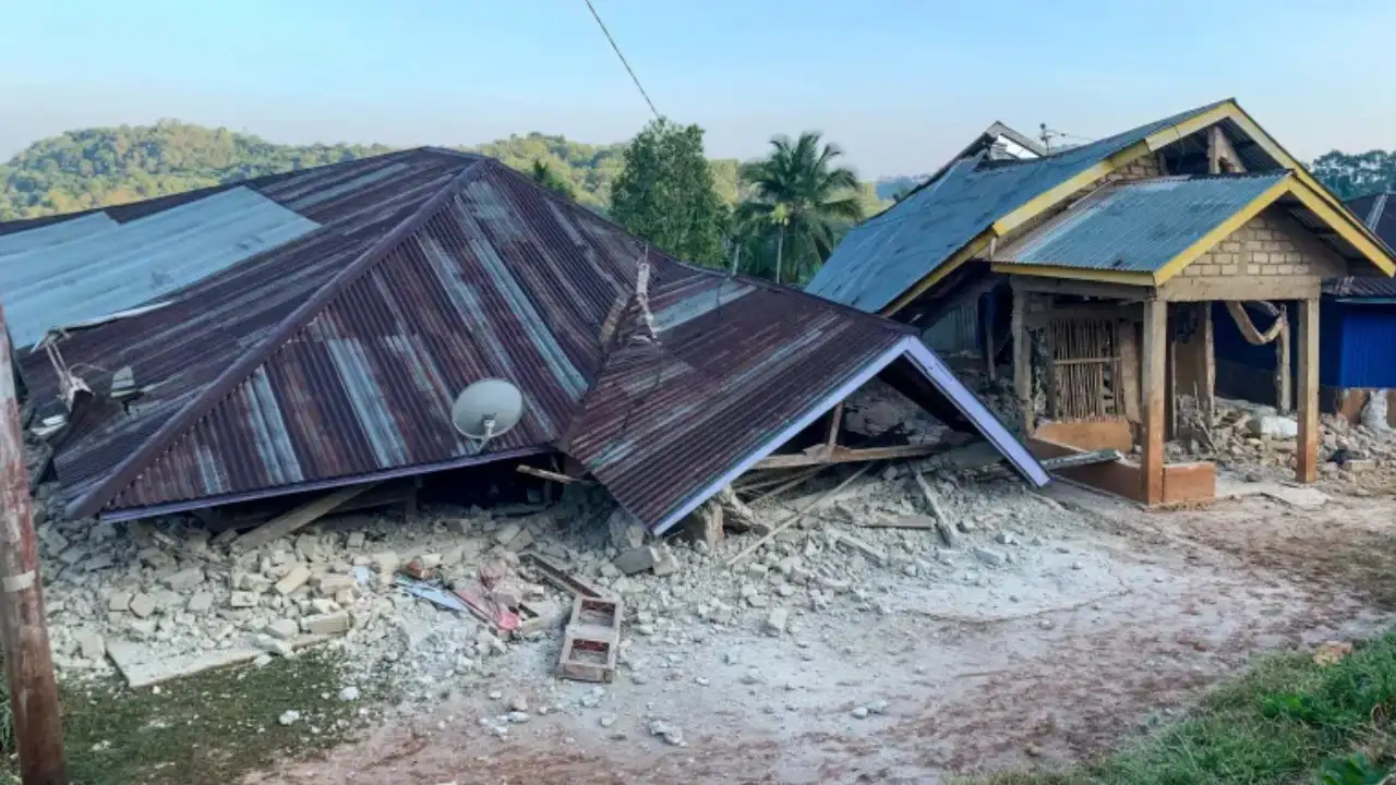 Endonezya 7,7 Büyüklüğünde Deprem Meydana Geldi: Tsunami Uyarısı Yapıldı